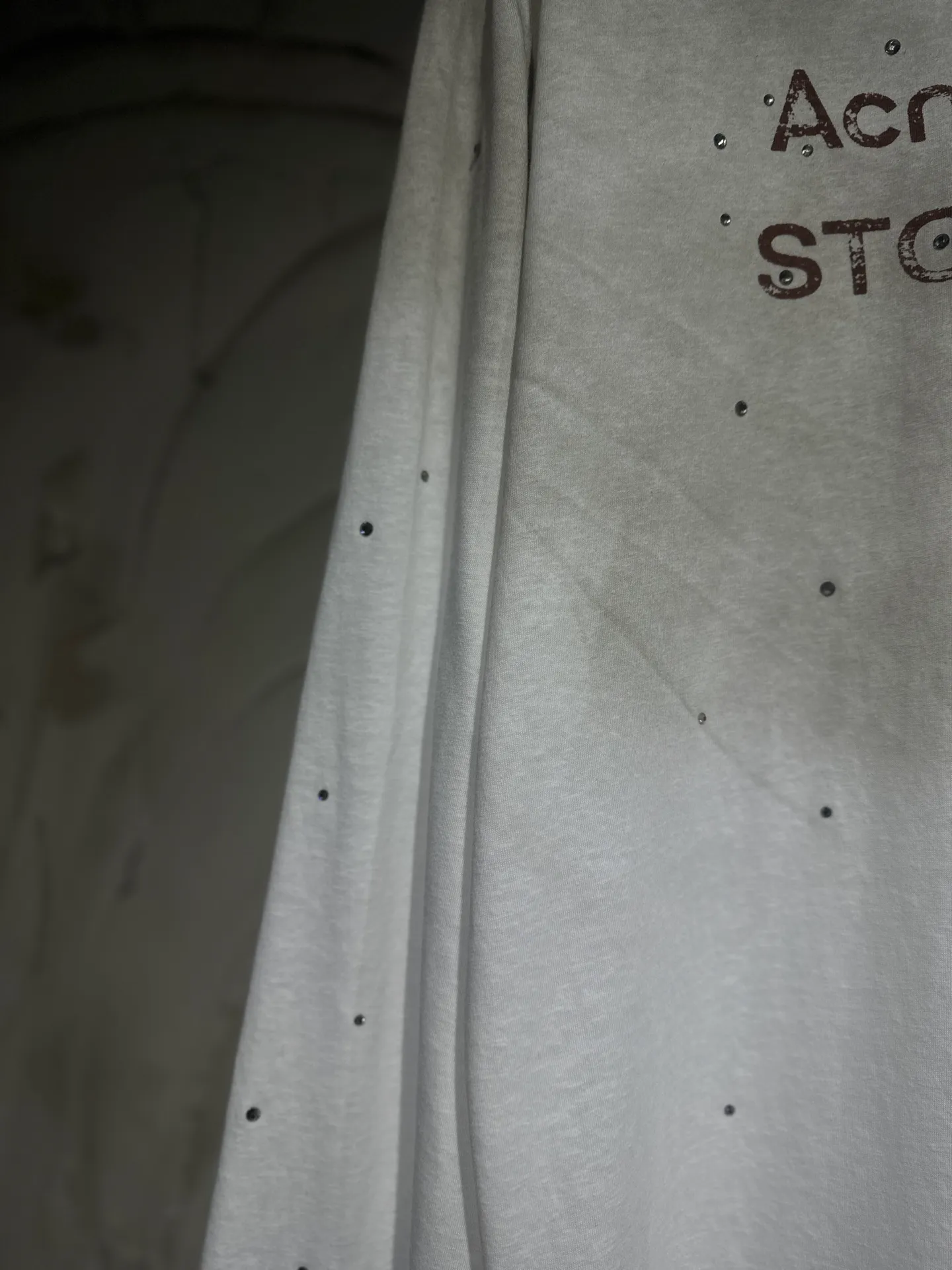 The highest version of Acne Studios long-sleeved Series distressed, dirty and mud-dyed long-sleeved T-shirts. The long-sleeved T-shirts with stir-fried colors and distressed edges are not picky. The snowflake cotton fabric feels soft and smooth and is not easy to wash. The fabric has been processed so it is sturdier than the quality ones in the counter. It can be used as sun protection clothing in summer. The same fabric as the original one is relatively thin. The feel and count are in place. The fried yellowing effect is cool. The printing effect is also in place. Details are online for comparison. 1 color four codes #long sleeve t-shirt # #acne Color: hot diamond white Size: S M LXL